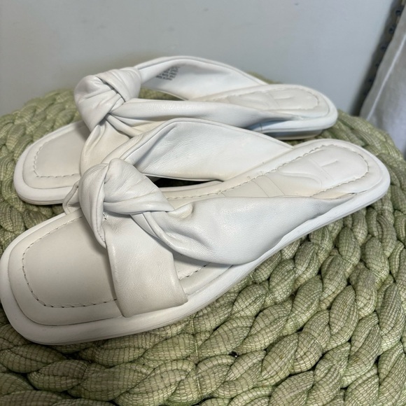 NWOB Louise Et Cie Abaleena Optic White Leather Top Knot Slide Flat Sandal - Picture 1 of 8